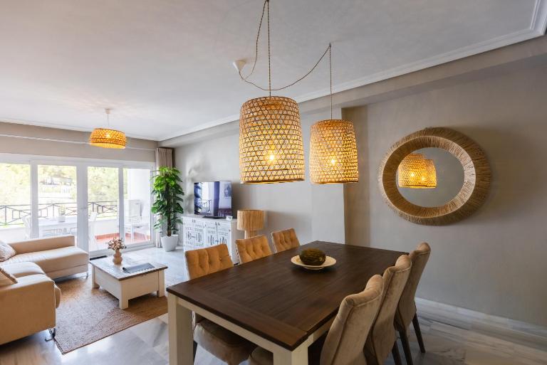 Ruim vernieuwd appartement in Calpe met 3 slaapkamers, 2 badkamers, zwembad en privé parkeren - B&B Calpe