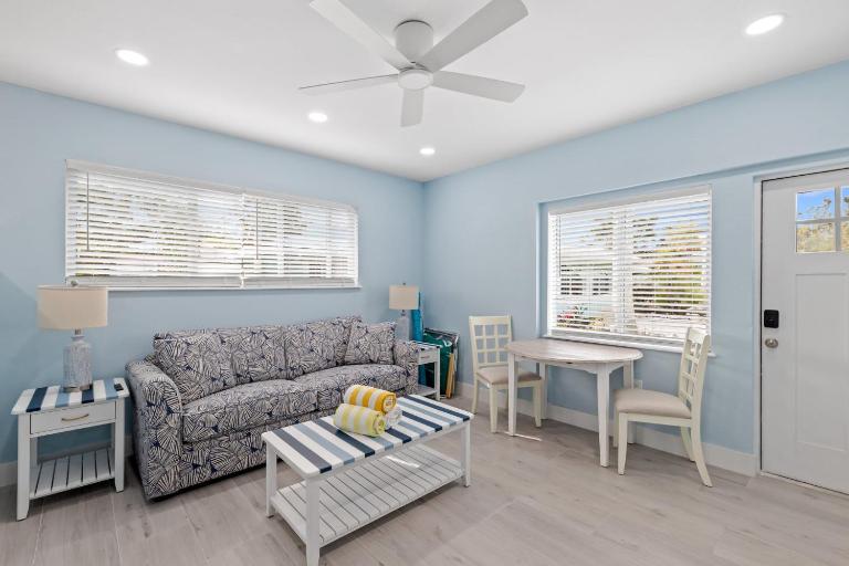 Creole Garden Cottage at Palmview Inn of Sanibel with Bikes - B&B Sanibel