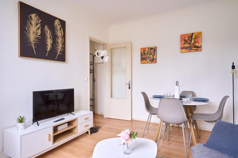 Cosy T1 with garage near CDG | By Airnest - Bed and Breakfast Le Blanc-Mesnil