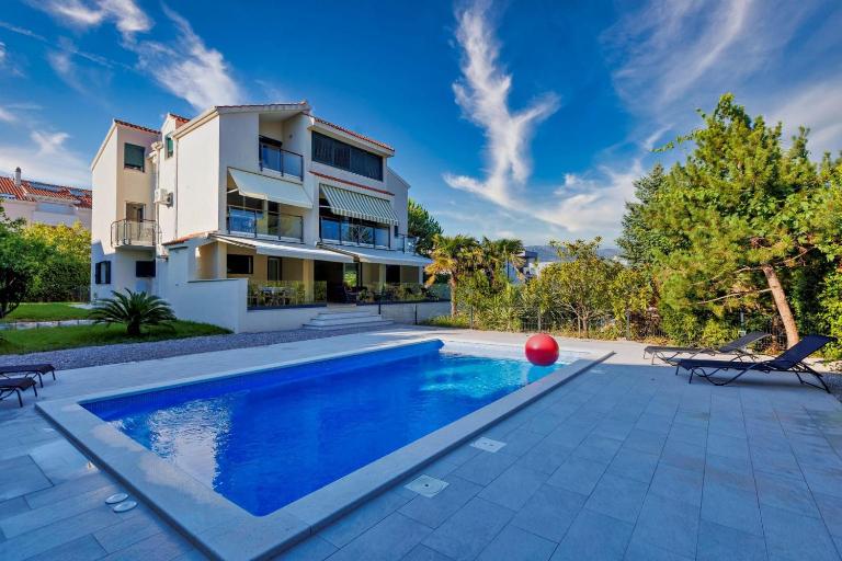 Luxury Semi-Detached House with a Pool near the Sea - B&B Kutleše