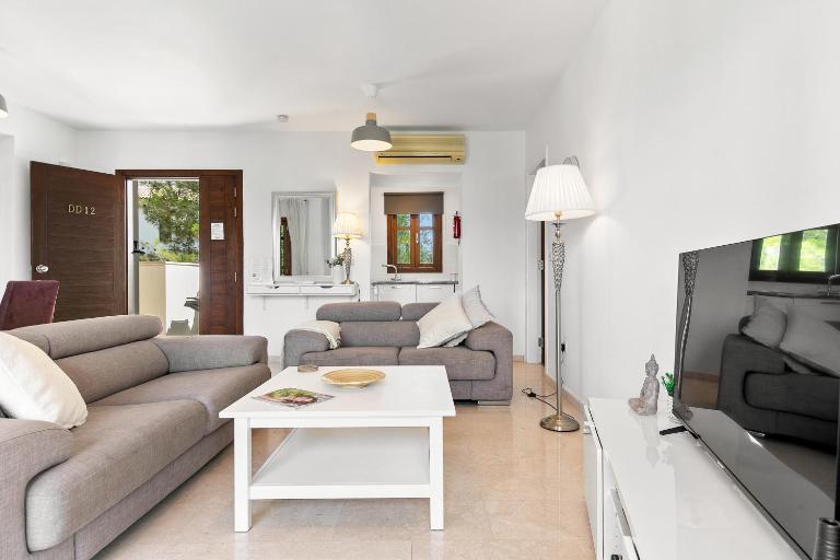 2 bedroom Apartment Chloe with communal pool, Aphrodite Hills Resort - Ferienwohnung Kouklia
