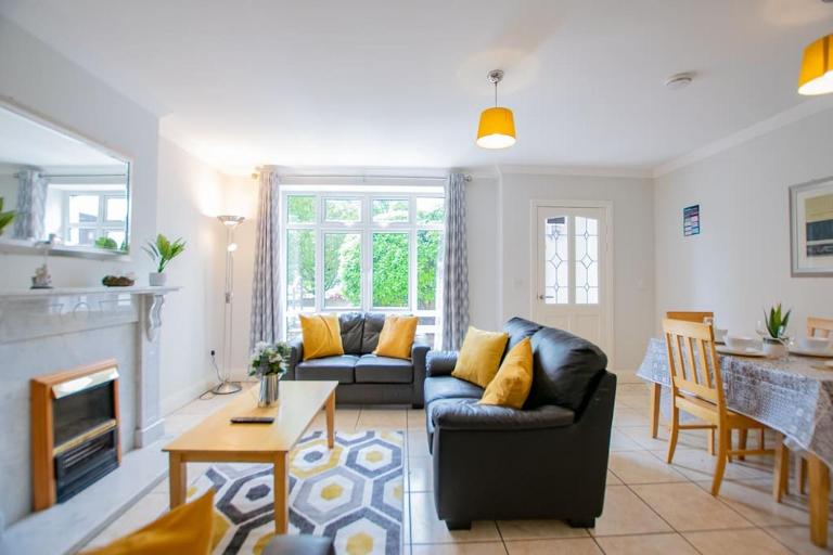 120 - Two Bed Apartment - Sleeps 4 - Parking - Chambres d'hôtes Galway