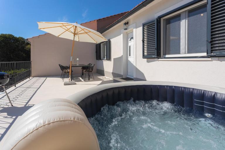 Apartment Omnia - Ferienwohnung Južni Škugori