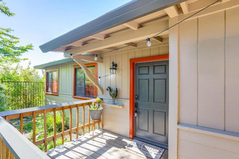 Downtown Fair Oaks Home ~ 15 Mi to Sacramento! - B&B Fair Oaks