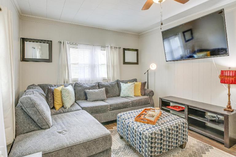 Backyard & Covered Porch! Cozy Mullins Retreat - B&B Mullins