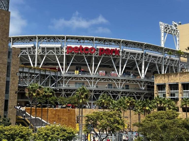 Bayviews Lux One-bedroom Apartment 1min to Petco Park Convention Center Gaslamp Pool, Hot Tub - B&B San Diego