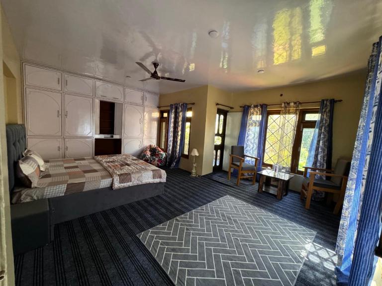 Maqsoom Villa I Entire Villa Near Srinagar Airport and Dal Lake I 4 BR - B&B Srinagar
