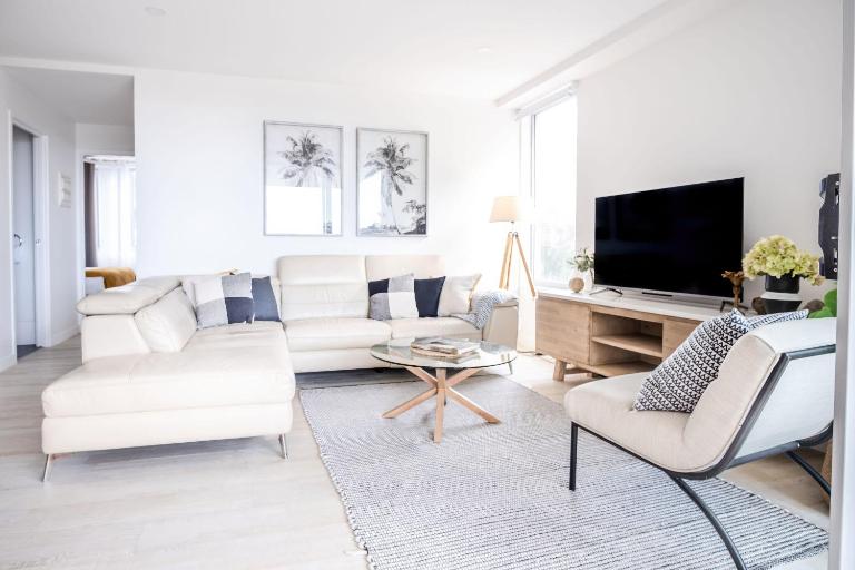 Modern Seaside Oasis in Kings Beach - B&B Caloundra