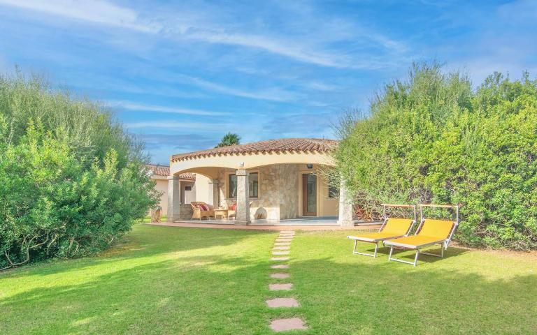 Villas with air conditioning and private outdoor area just 400 meters from the beach - B&B Costa Rei