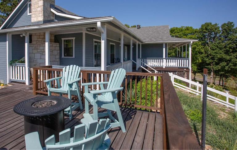 Large patio and hot tub near wine country - B&B Fredericksburg