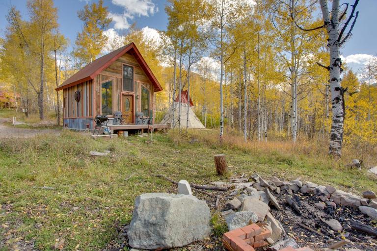 Colorful Cabin w/ Teepee, Fire Pits & Mtn Views! - Chambres d'hôtes Marble