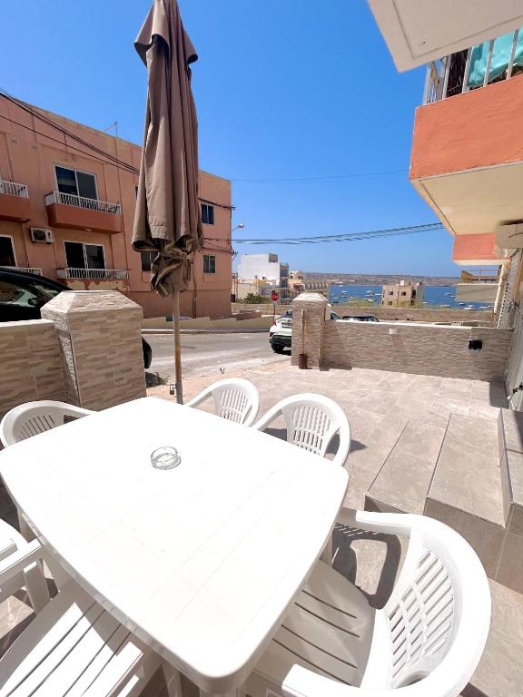 Beach front 3-bedroom Holiday Home - B&B Mellieha