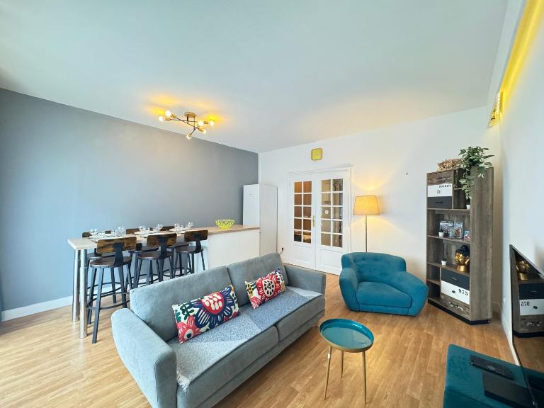 De Gaulle - Parade 24h - Parking - 6 pers - Bed and Breakfast Le Mans