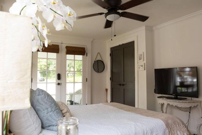 Historic Coastal Suite Steps to the Water - Suite One - B&B Fairhope