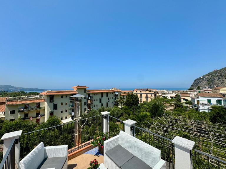 YourHome - La Famiglia Apartment - B&B Meta