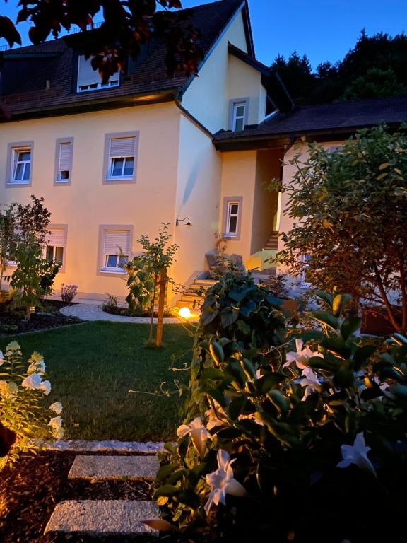 FeWo Aussicht Hummerstein - Ferienwohnung Ebermannstadt