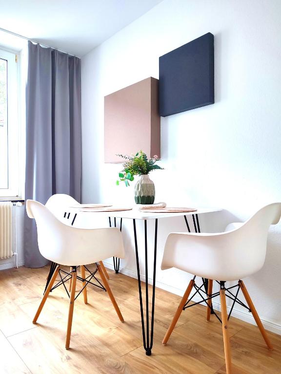 Schöne Ferienwohnung für 3 Personen, 2 Schlafzimmer, 1 Doppelbett, 1 Einzelbett, Monteure oder Geschäftsreisende, ruhige Innenstadtlage in Bielefeld, 400 m bis Klinikum Mitte, Smart TV, WLAN - Ferienwohnung Bielefeld