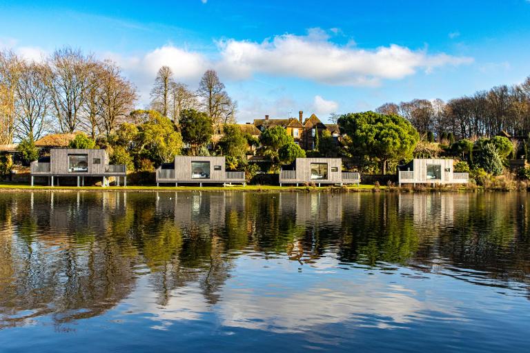 Leeds Castle Lakeside Lodges - Chambres d'hôtes Broomfield