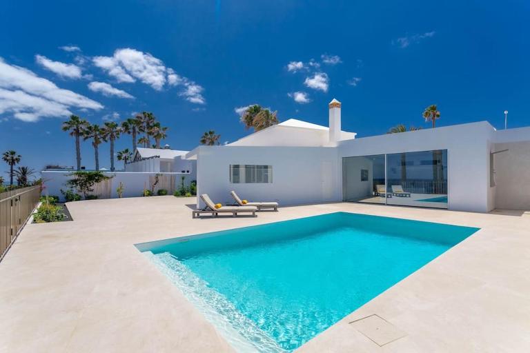 Ocean Bliss Beautiful Villa with Pool and Sea Views - Chambres d'hôtes Costa Teguise