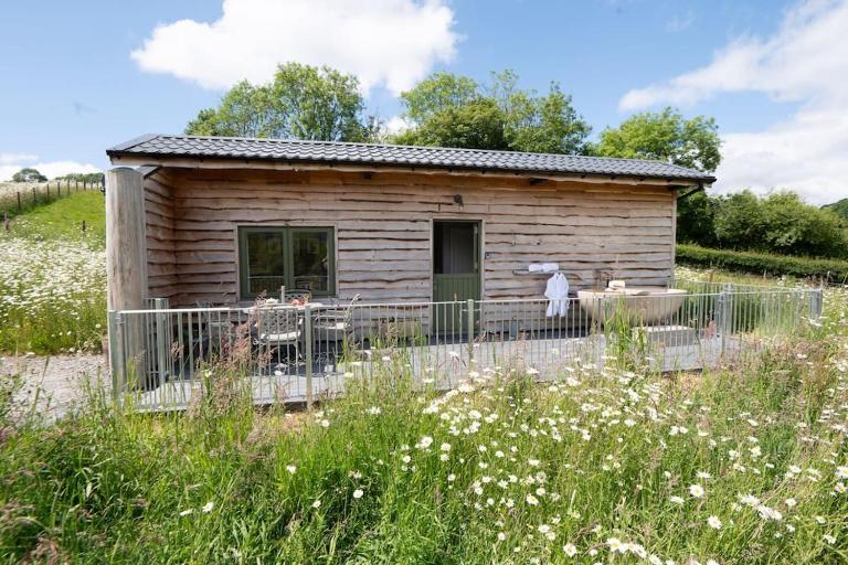 Birch Banc Retreats - Glyn-Haul, New Enc Decking - B&B Llanidloes
