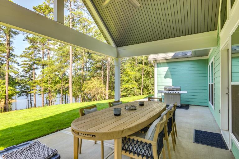 Lakefront McCormick Retreat w/ Patio & Views - B&B McCormick