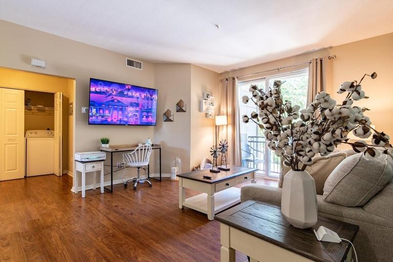 Modern King Suite Deluxe Living Cali - Bed and Breakfast Santa Clarita