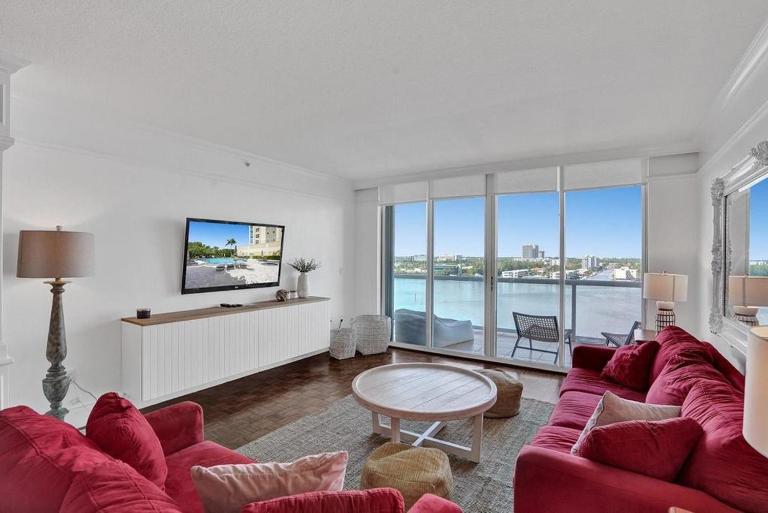 Le Petit Italie ,water View 22 With Pool - B&B Sunny Isles Beach