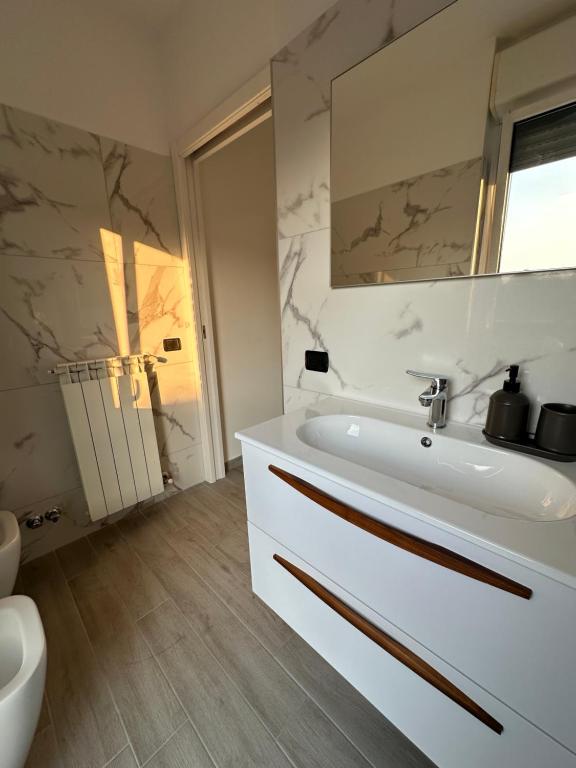 Deluxe comfortable suite with balcony Downtown - B&B Castellanza