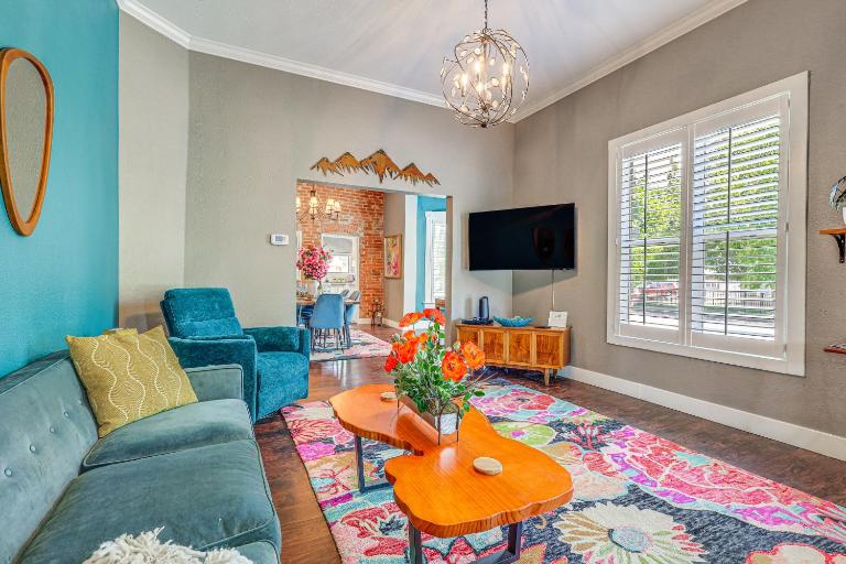 Walk to Dtwn: Colorful Cañon City Home w/ Grill! - Ferienwohnung Cañon City