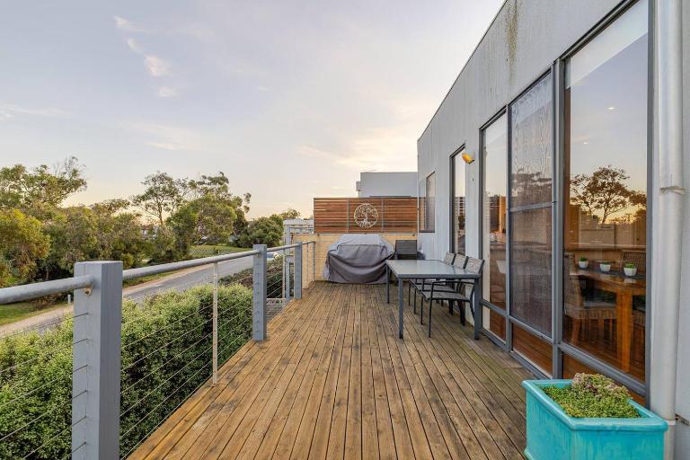 Two Story, Torquay Holiday Home with Large Balcony - Bed and Breakfast Torquay