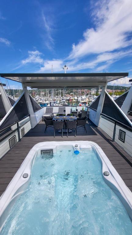 Modern Floating Home - Hausboot SEAESTA - Rooftop Jacuzzi Terrace & Marina Portorož Views - B&B Portorož