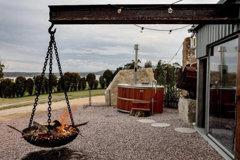 Humbug Bunk House & Hot Tub! - Bed and Breakfast St Helens