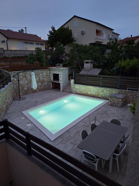 LUXURY Apartment IMOTA,with private pool,big Free Parking,Car EVcharger - Ferienwohnung Imotski