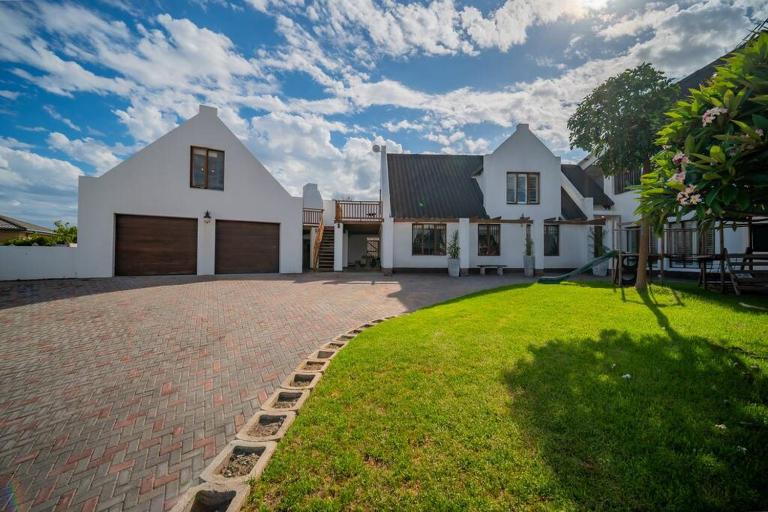 Luxury home with beautiful sea and mountain views - B&B Jeffreys Bay