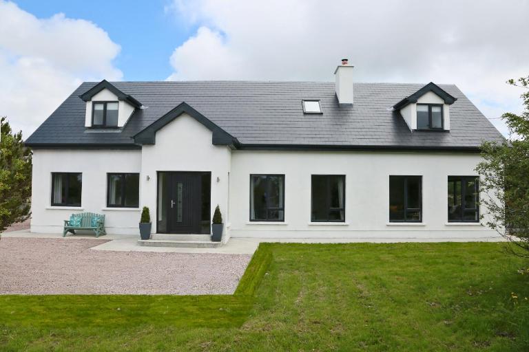 Luxury 6 Bedroom Spiddal Villa, Jacuzzi, Balcony - Ferienwohnung Galway