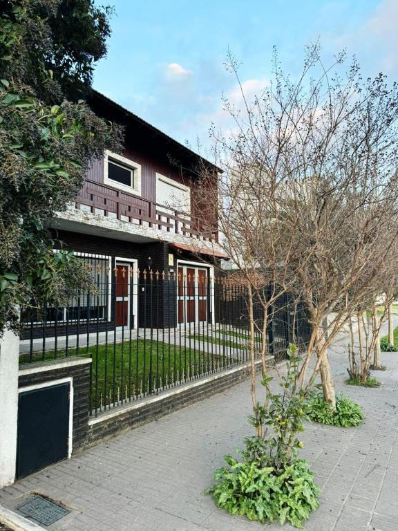 Casa Zona Residencial , pileta, garage doble y quincho con parrilla - B&B Azul