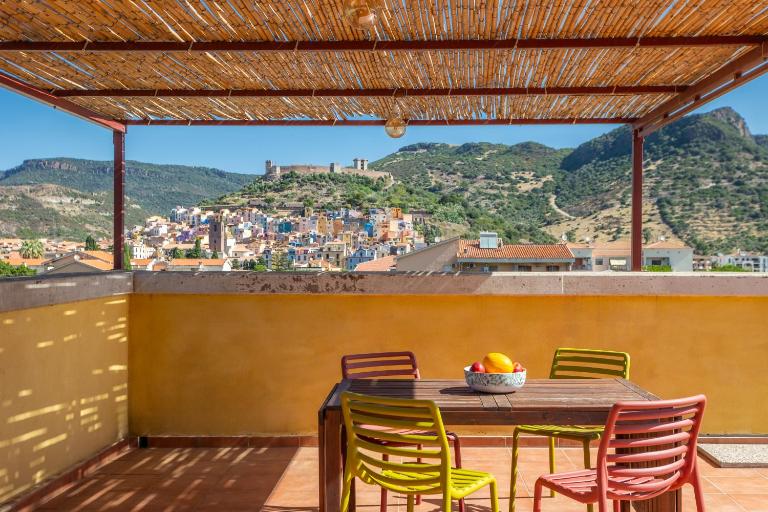 Terrace with castle view - Ferienwohnung Bosa