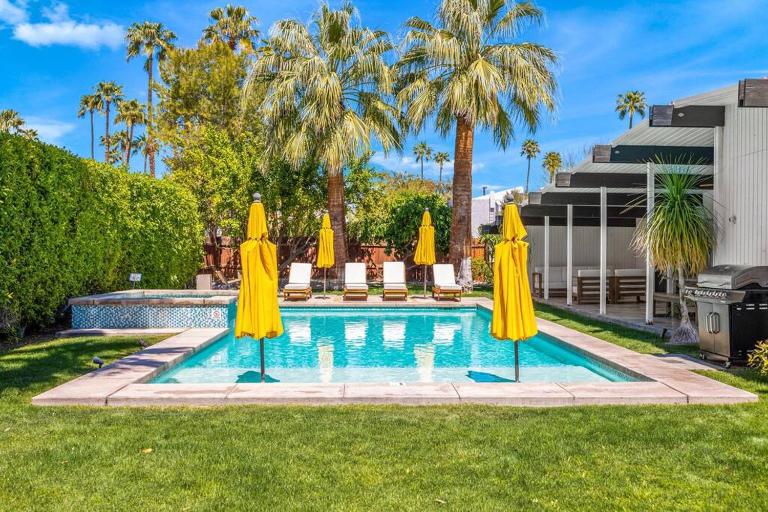 Mid-Century Home, 5-min to downtown, HUGE Pool & Spa - Chambres d'hôtes Palm Springs