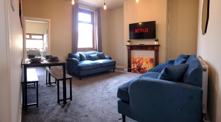 Family-Friendly 4BR Home Near Beach - Bed and Breakfast Port Talbot