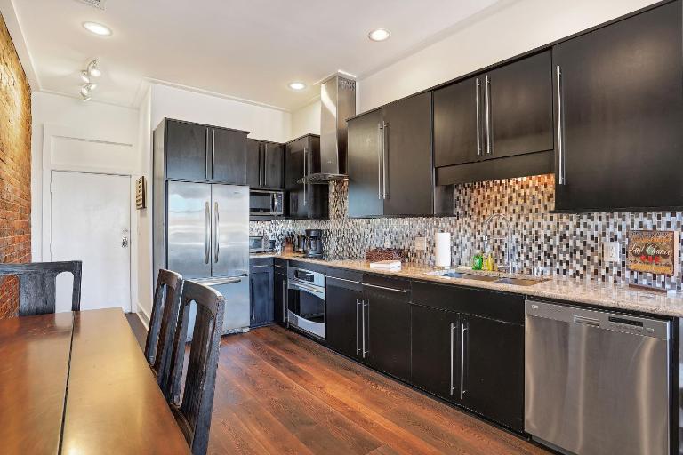 Corner View Broughton St Condo with Elevator and Reserved Parking - Chambres d'hôtes Savannah