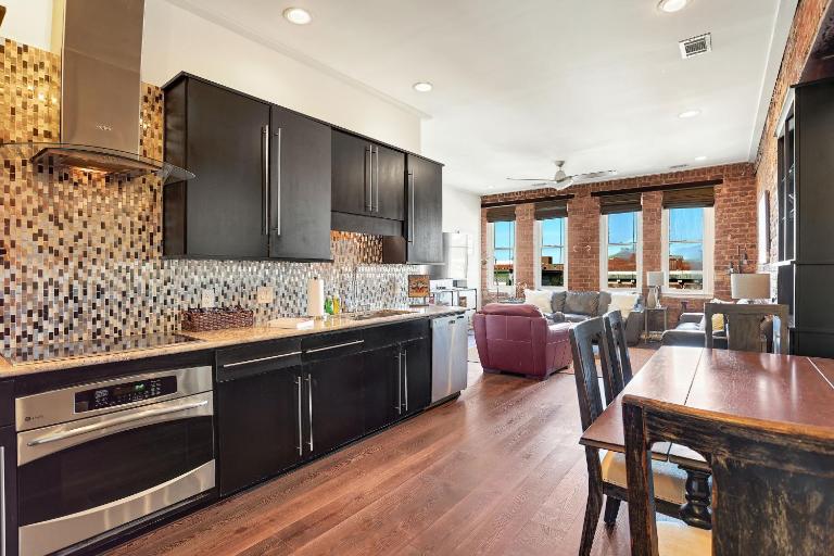 Corner View Broughton St Condo with Elevator and Reserved Parking - Chambres d'hôtes Savannah