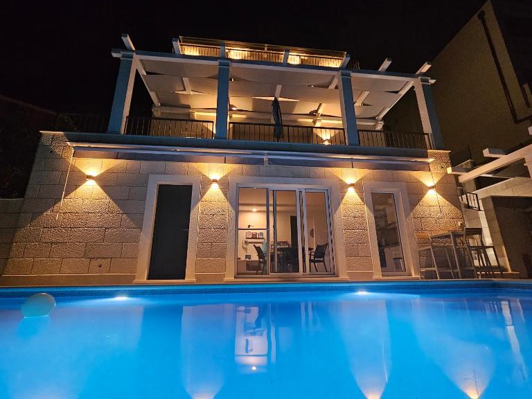 Villa LUX Apartments - B&B Rogoznica