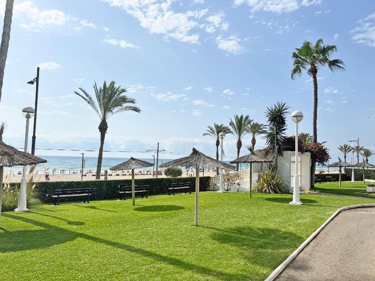 Playa y montaña. 1ª linea. Piscina. Parking . A/C - B&B El Campello