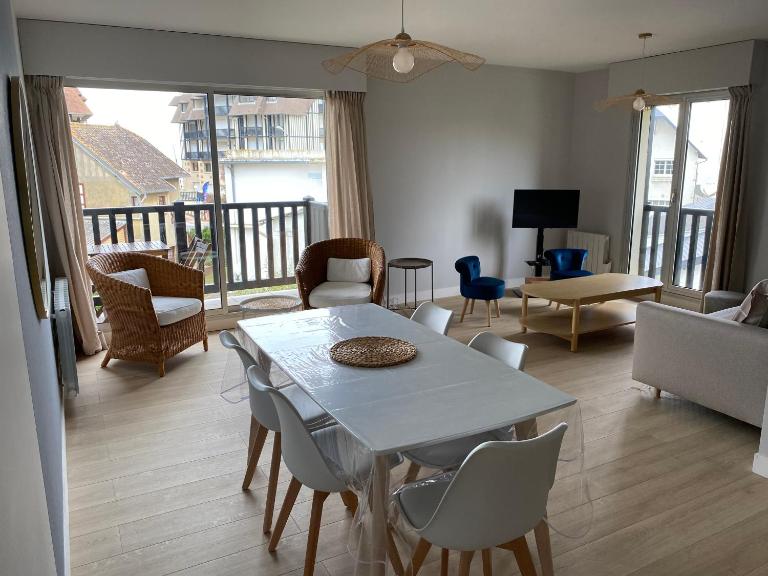 Appartement 5 personnes 65m2 avec balcon, vues partielles mer, 150m de la plage et centre, wifi et parking privé - B&B Blonville-sur-Mer