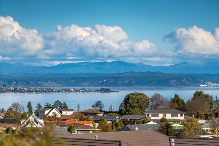 View from the Top - Spa Pool, Lake & Mountain Views, Close to Town! - B&B Taupo