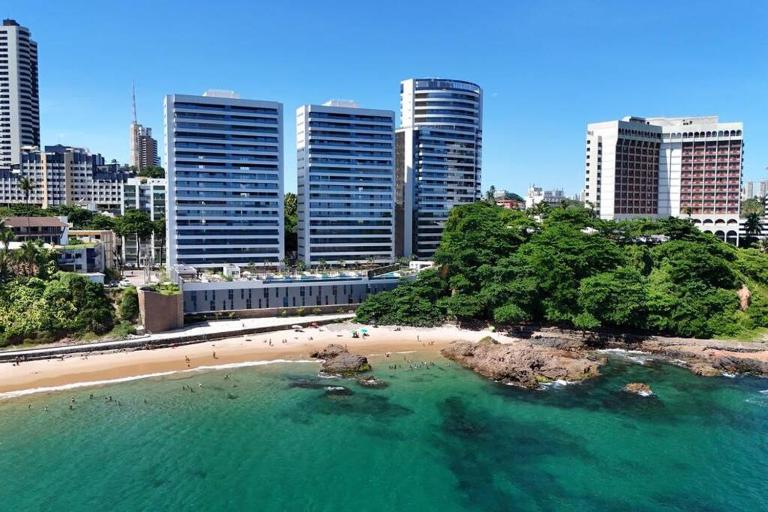 AP na orla de ondina com acesso exclusivo à Praia - Bed and Breakfast Salvador