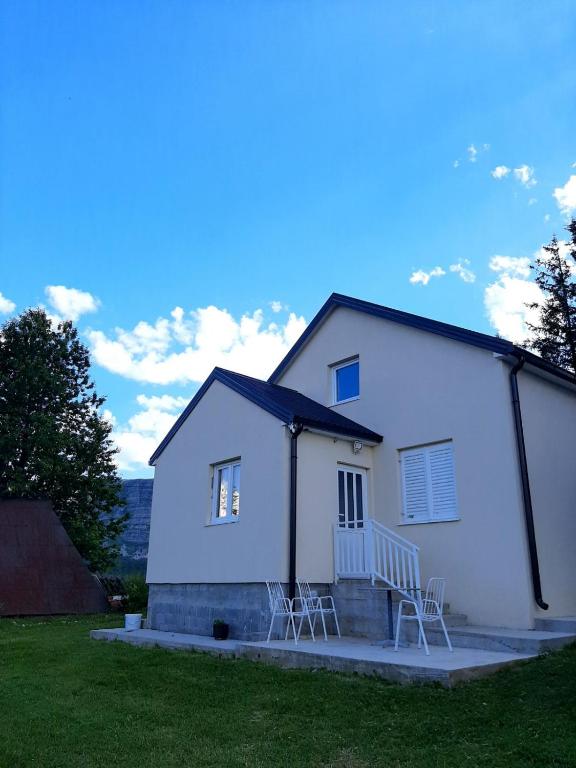 Čemerno Mountain House - 4 Bedrooms, Sleeps 12, Peace & Nature Escape - B&B Gacko