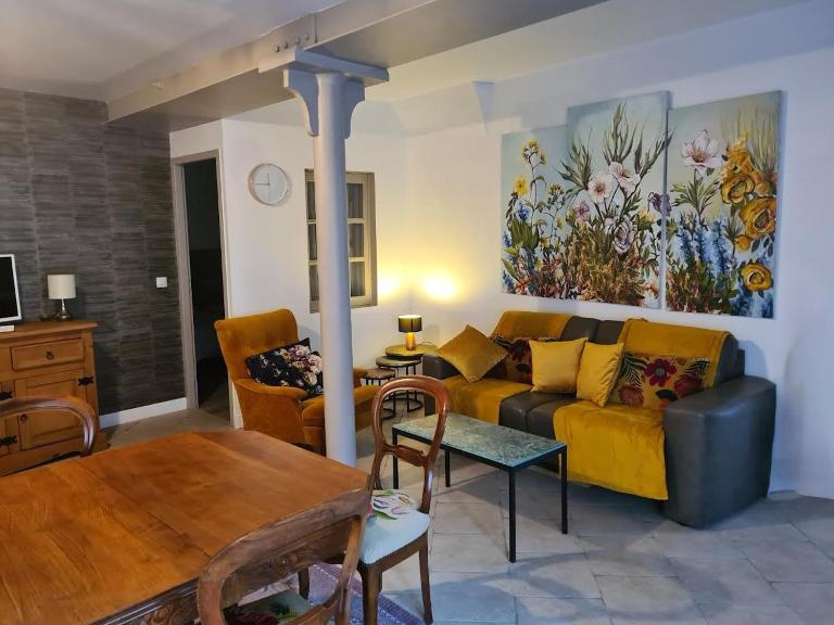 Gîte en face du Château de NIZAS, 4 chambres d'hôtes et 1 appartement familial pour 4 personnes - B&B Nizas