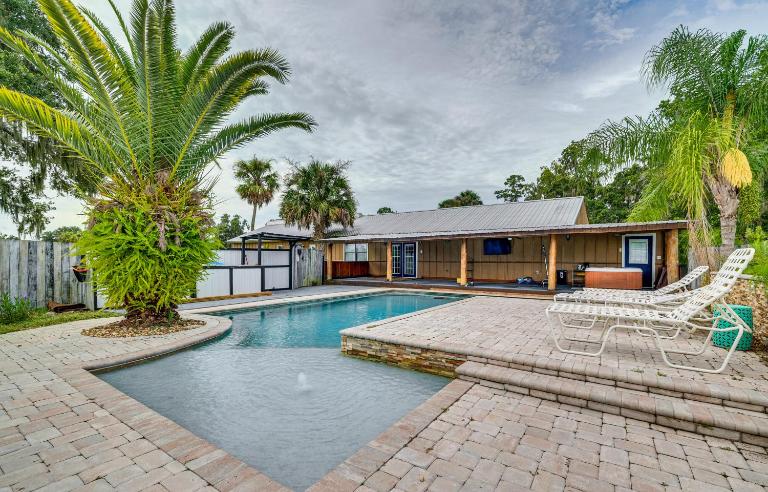 Spacious Micanopy Farmhouse w/ Luxurious Pool! - Chambres d'hôtes Micanopy