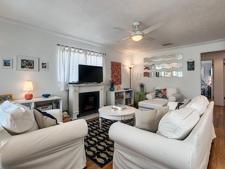~ Fish Cottage ~ NSB Sanctuary Pool Courtyard View Coronado Arms B11 - B&B New Smyrna Beach